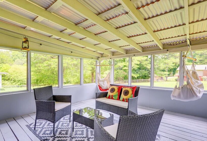 18 Mi To Dtwn Atlanta: Pet Friendly Home W/ Yard!