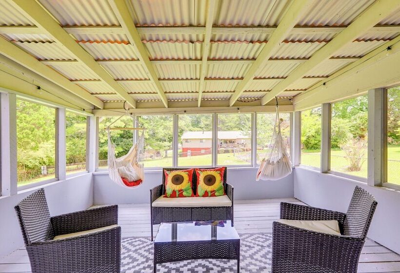 18 Mi To Dtwn Atlanta: Pet Friendly Home W/ Yard!