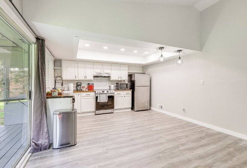 18 Mi To Dtwn Atlanta: Pet Friendly Home W/ Yard!