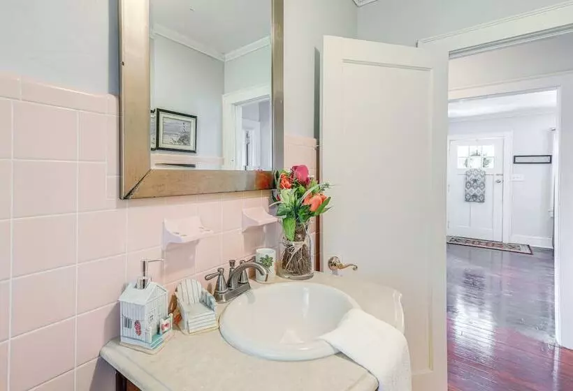 Cozy Cottage W/ Deck, 9 Mi To Downtown Beaufort!