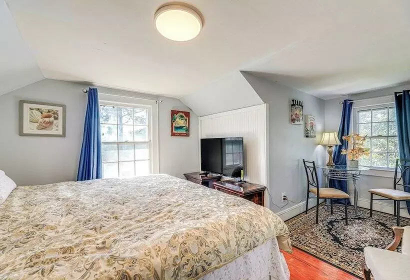 Cozy Cottage W/ Deck, 9 Mi To Downtown Beaufort!