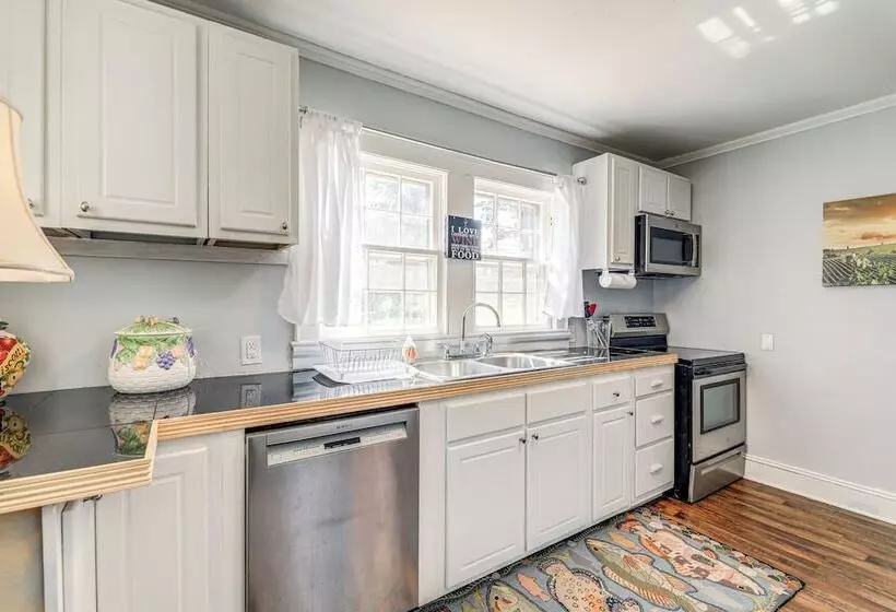 Cozy Cottage W/ Deck, 9 Mi To Downtown Beaufort!