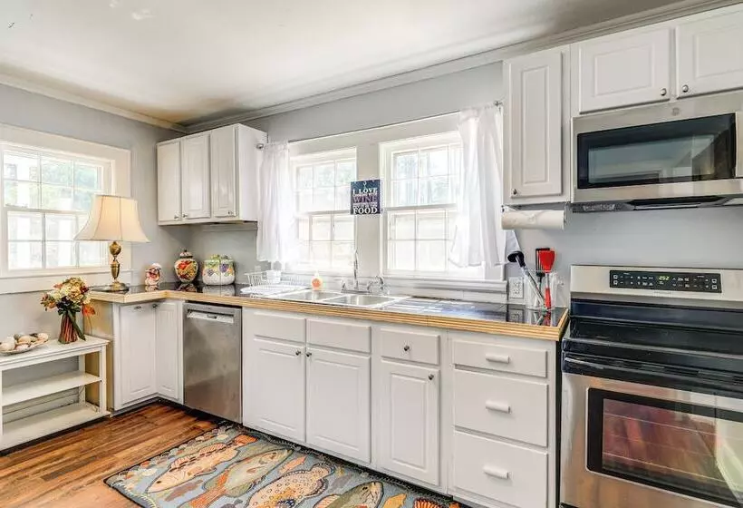 Cozy Cottage W/ Deck, 9 Mi To Downtown Beaufort!