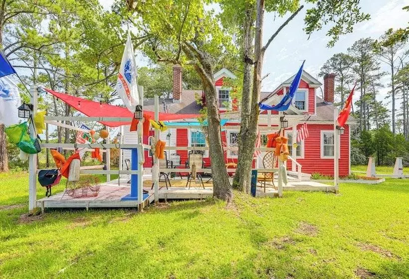 Cozy Cottage W/ Deck, 9 Mi To Downtown Beaufort!