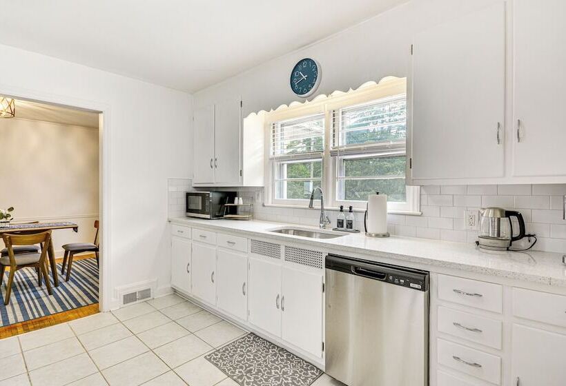 Dogwood Cottage W/ Fireplace: 1 Mi To University