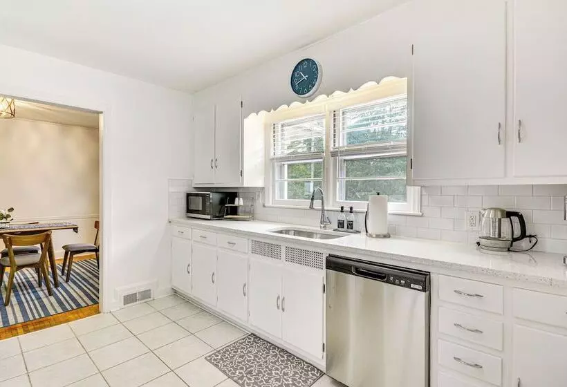 Dogwood Cottage  W/ Fireplace: 1 Mi To University