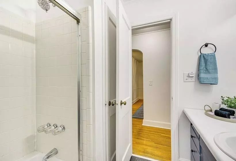 Dogwood Cottage  W/ Fireplace: 1 Mi To University
