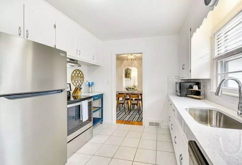 Dogwood Cottage  W/ Fireplace: 1 Mi To University