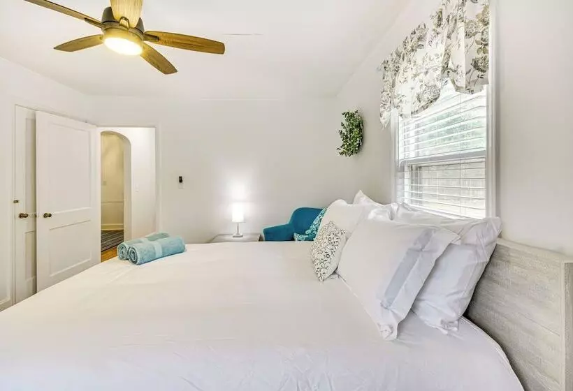 Dogwood Cottage  W/ Fireplace: 1 Mi To University