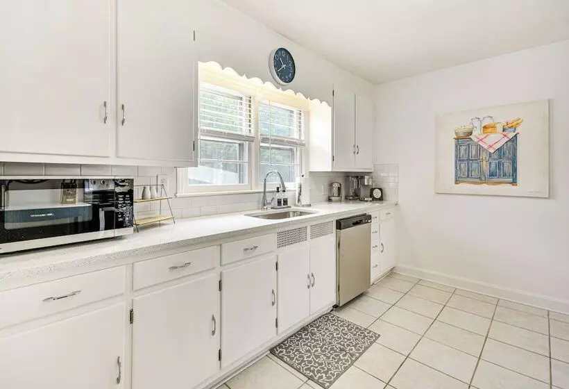 Dogwood Cottage  W/ Fireplace: 1 Mi To University
