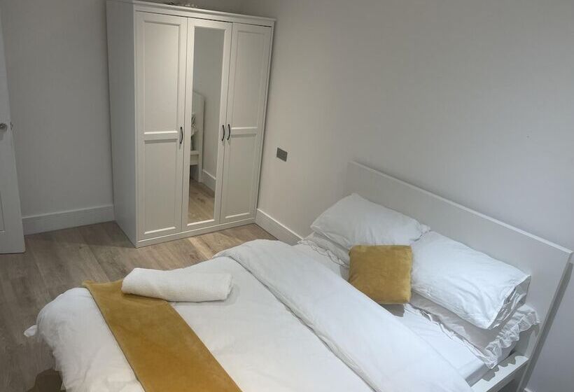 Резиденция Cozy London House With 3 Bedrooms