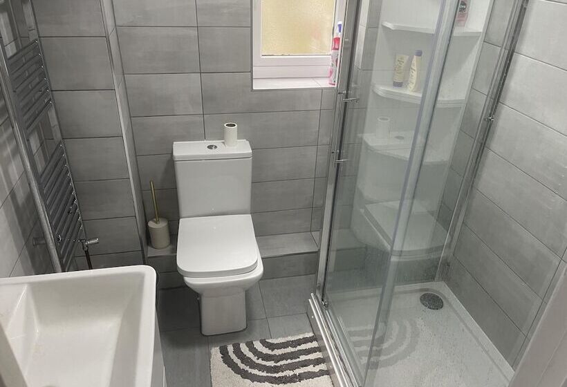 Резиденция Cozy London House With 3 Bedrooms