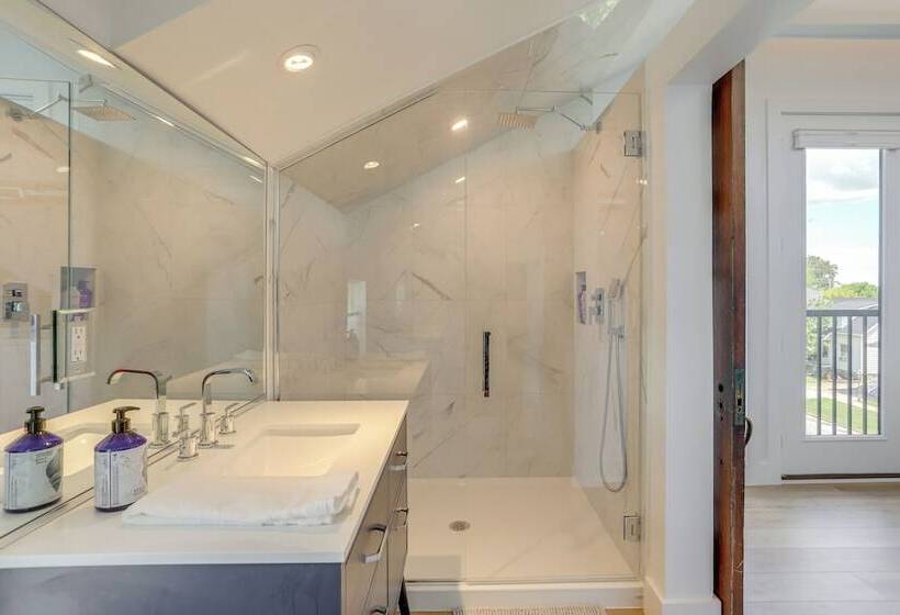 Port Clinton Home W/ Lake View   Walk To Beach!