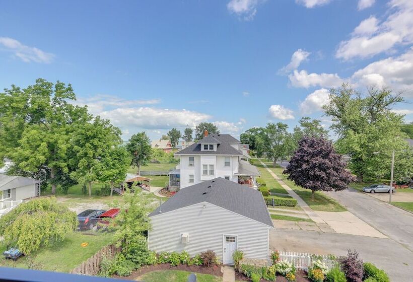 Port Clinton Home W/ Lake View   Walk To Beach!