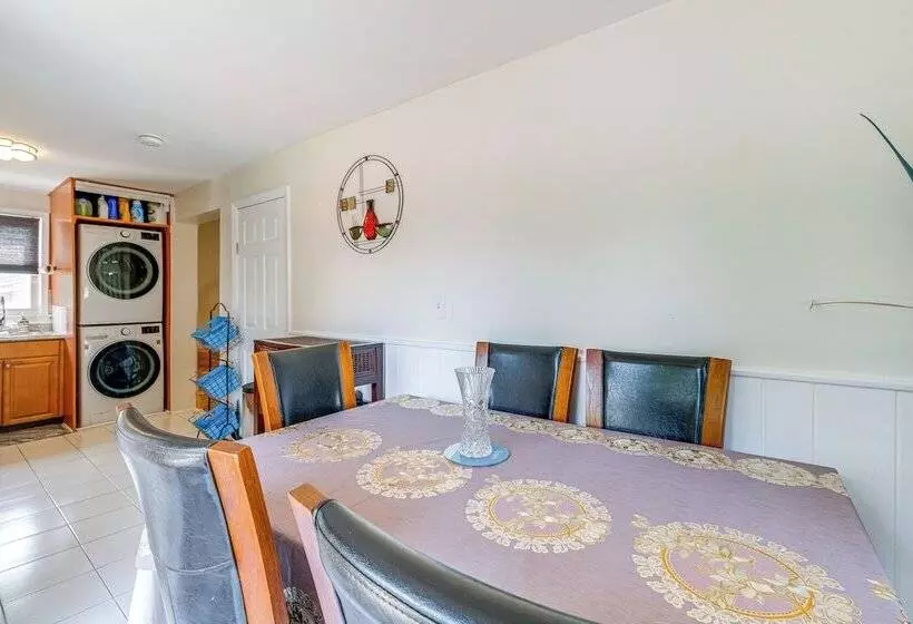 Rockville Home W/ Spacious Yard: 17 Mi To Dc!