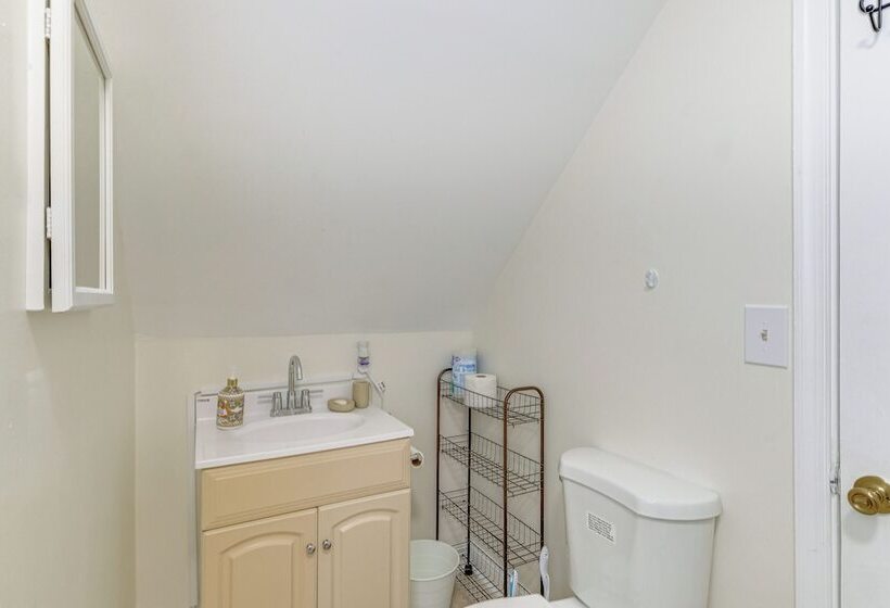 Rockville Home W/ Spacious Yard: 17 Mi To Dc!