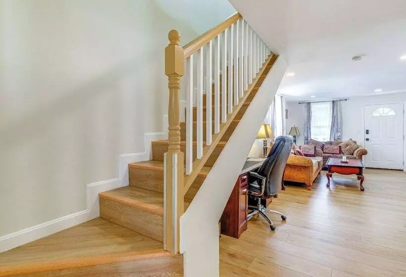 Rockville Home W/ Spacious Yard: 17 Mi To Dc!