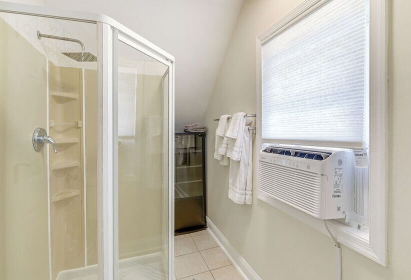 Rockville Home W/ Spacious Yard: 17 Mi To Dc!