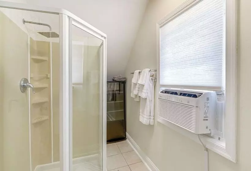 Rockville Home W/ Spacious Yard: 17 Mi To Dc!