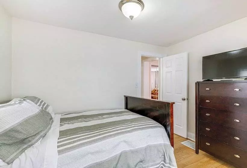 Rockville Home W/ Spacious Yard: 17 Mi To Dc!