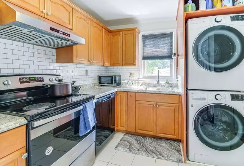 Rockville Home W/ Spacious Yard: 17 Mi To Dc!