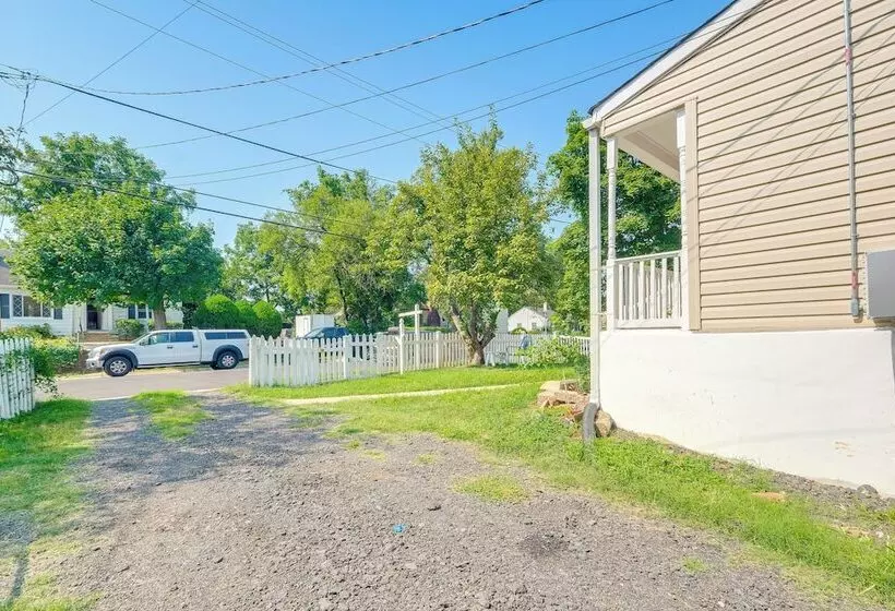 Rockville Home W/ Spacious Yard: 17 Mi To Dc!