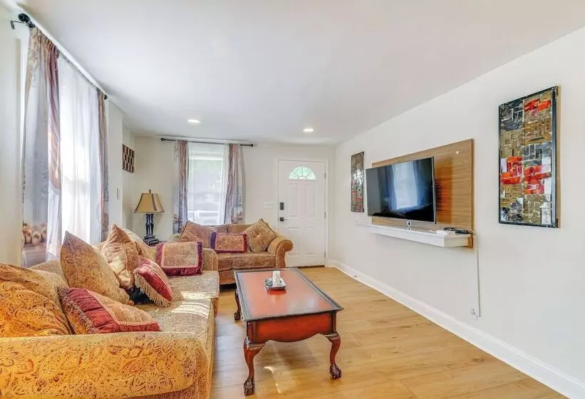 Rockville Home W/ Spacious Yard: 17 Mi To Dc!