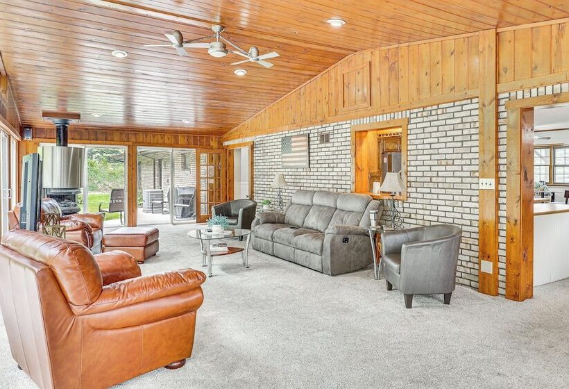 Spacious Ohio Family Home On 5 Acre Property!