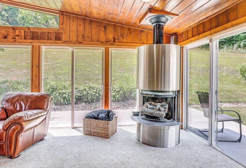 Spacious Ohio Family Home On 5 Acre Property!