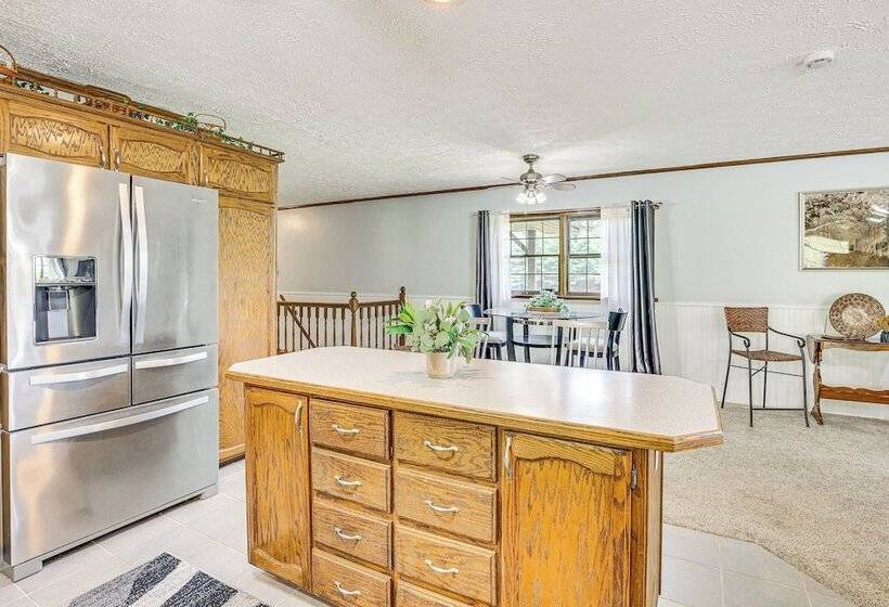 Spacious Ohio Family Home On 5 Acre Property!