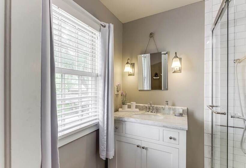 Vineyard Retreat At George Vest Historical Home