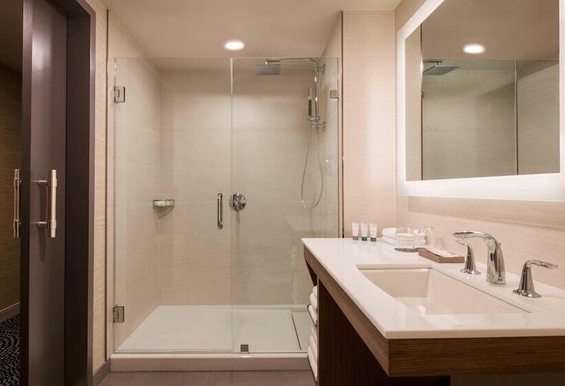 فندق The Westin Milwaukee