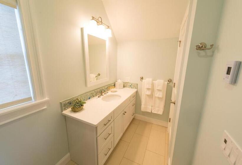 منتجع The East Island Reserve