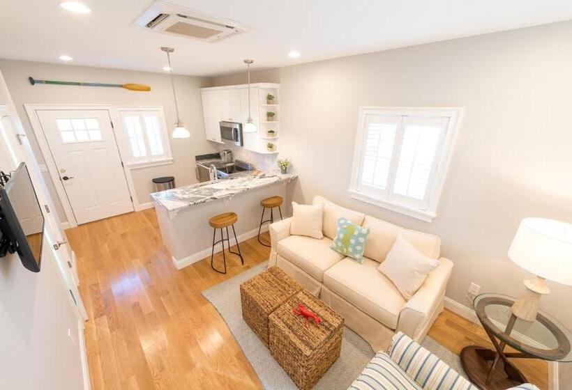 منتجع The East Island Reserve