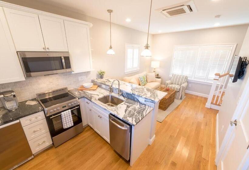 منتجع The East Island Reserve