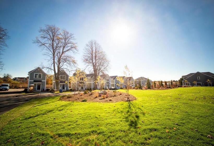 منتجع The East Island Reserve