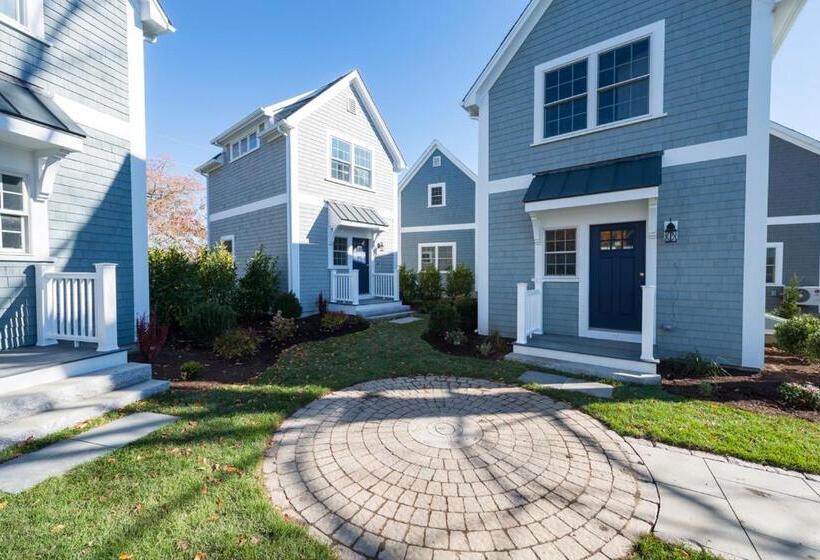 منتجع The East Island Reserve