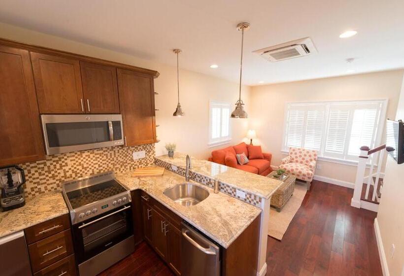 منتجع The East Island Reserve