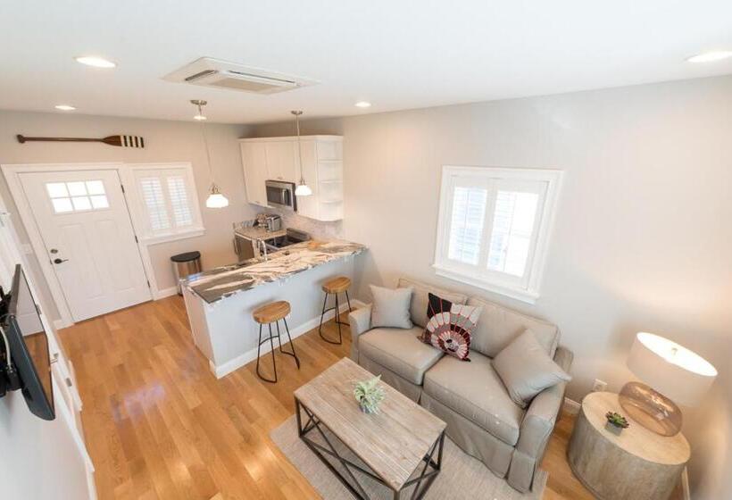 منتجع The East Island Reserve