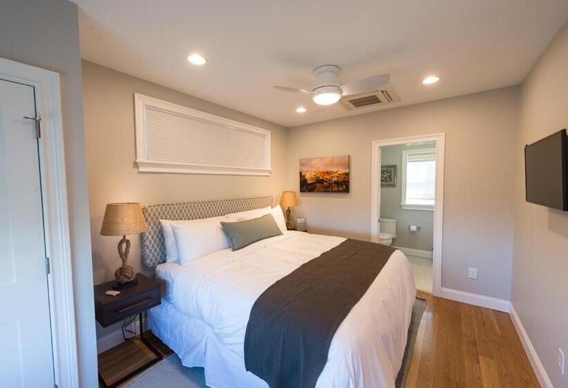 منتجع The East Island Reserve