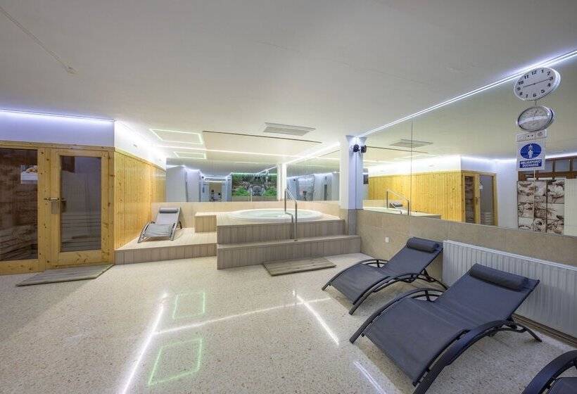 هتل Apartamentos La Solana