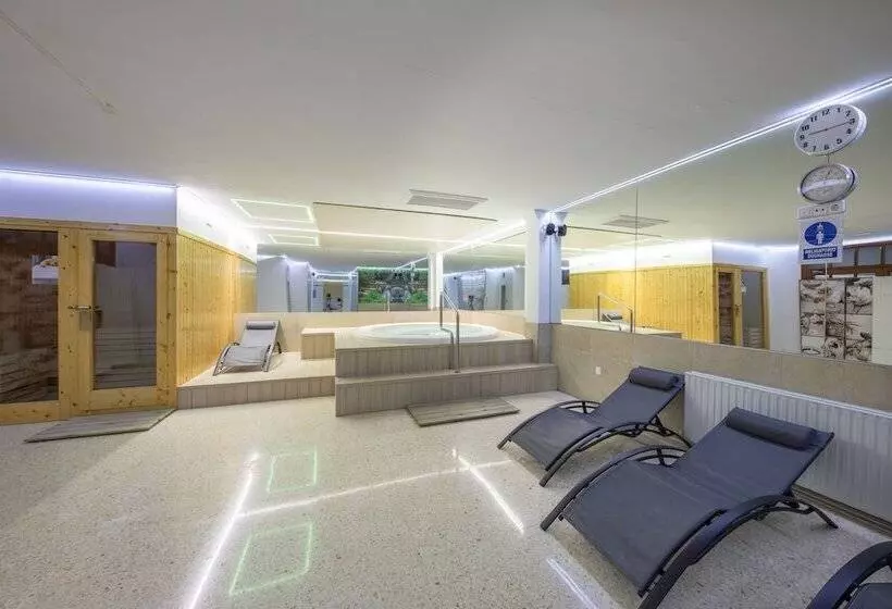 هتل Apartamentos La Solana