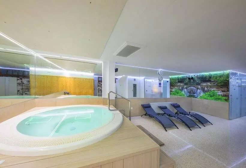 هتل Apartamentos La Solana