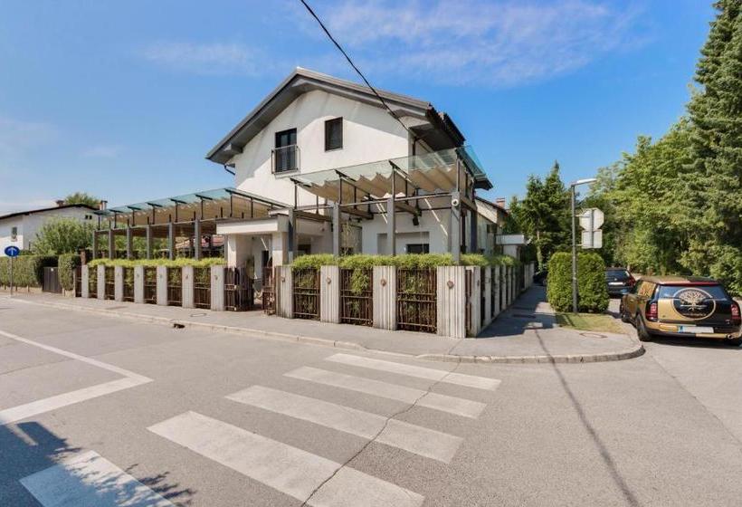 تختخواب و صبحانه Shangri La Rooms