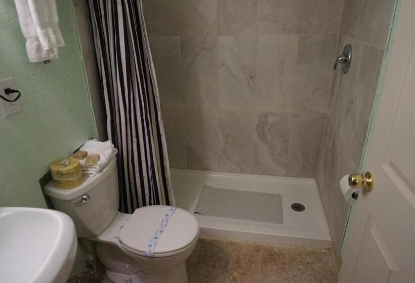 酒店 Eagle Crater Lake Inn