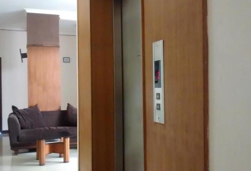 בית מלון כפרי The La Oma Cafe &