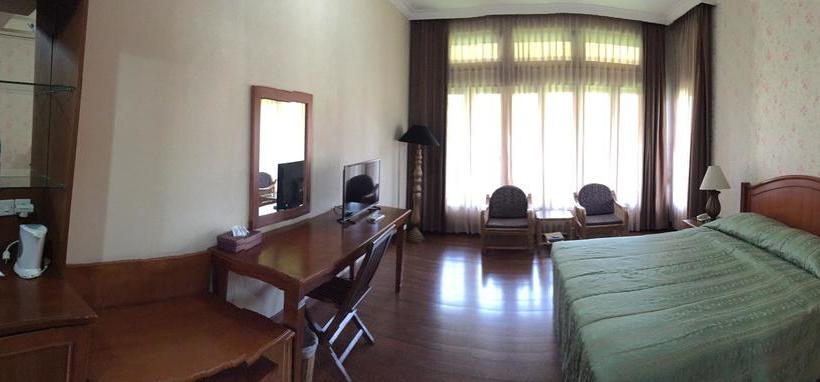 בית מלון כפרי The La Oma Cafe &