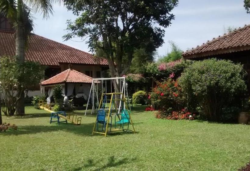 בית מלון כפרי The La Oma Cafe &