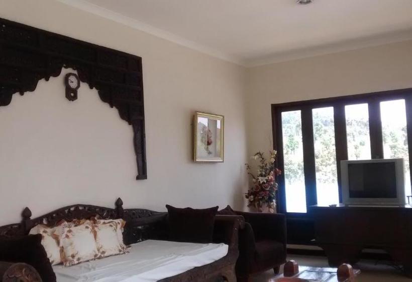 בית מלון כפרי The La Oma Cafe &