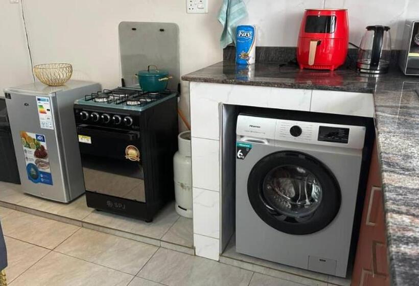 تختخواب و صبحانه Travel Hive